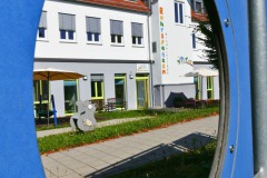 aussen-von-links-durch-loch